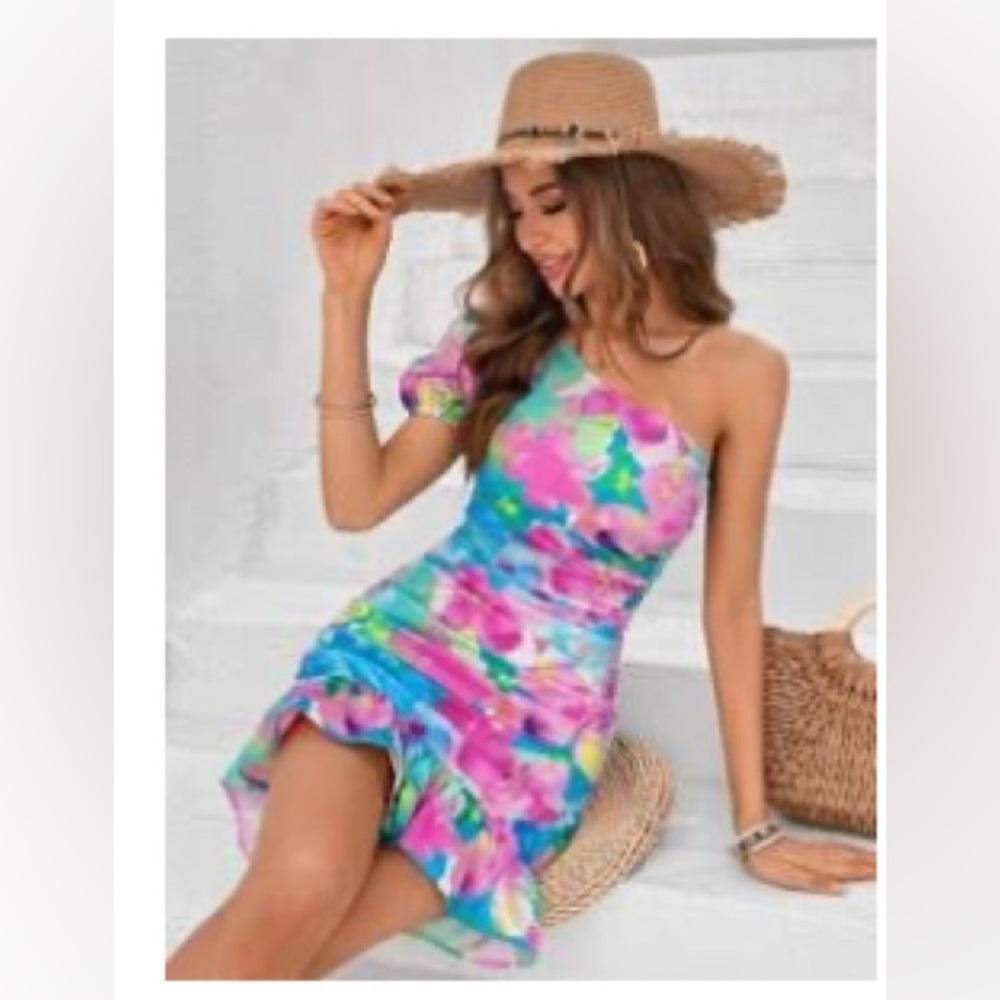 NWT One-shoulder dress, floral pattern and ruching detail. ruffled hem. 🌸